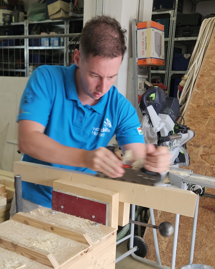 Hobeln eines Holzwerkstücks mit einem RALI Hobel in der Werkstatt